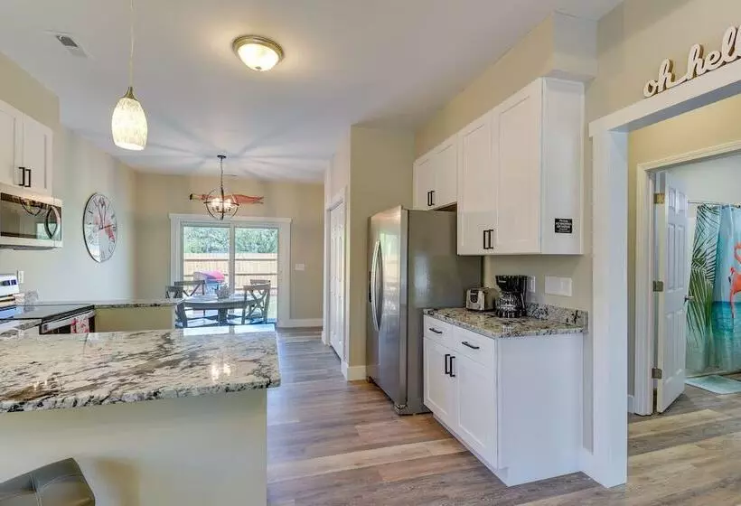 Lovely Vacation Home ~ 1 Mi To Ocean Isle Beach!