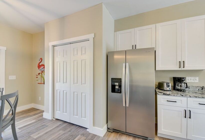 Lovely Vacation Home ~ 1 Mi To Ocean Isle Beach!