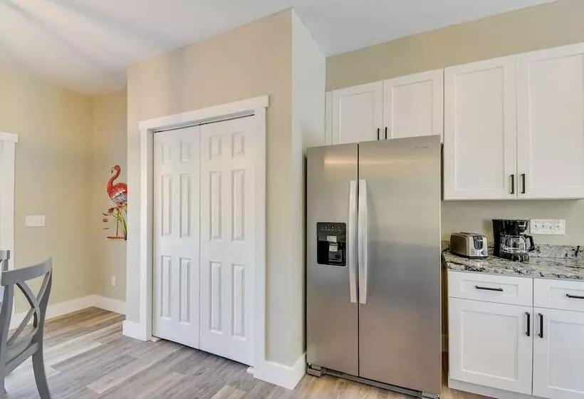 Lovely Vacation Home ~ 1 Mi To Ocean Isle Beach!