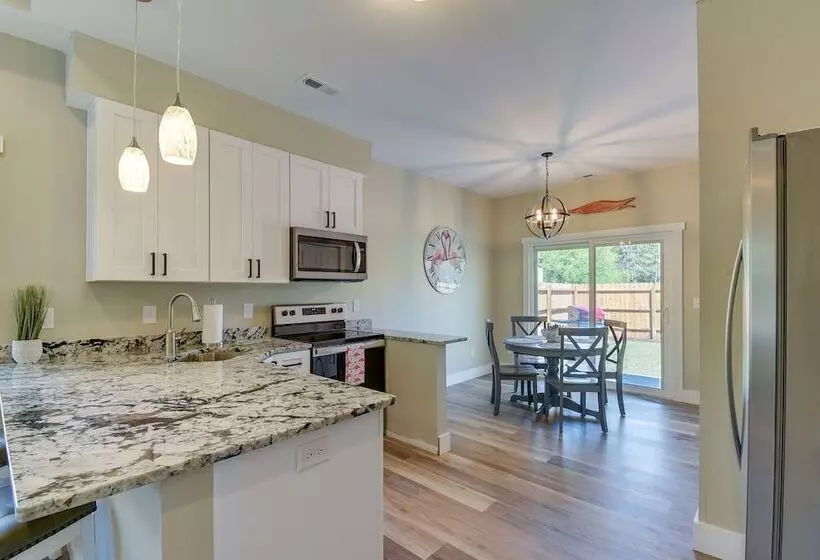 Lovely Vacation Home ~ 1 Mi To Ocean Isle Beach!