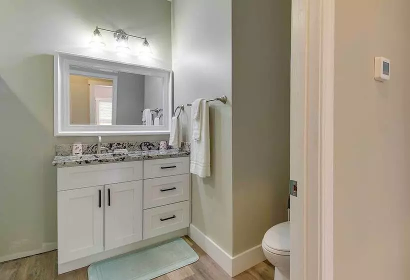 Lovely Vacation Home ~ 1 Mi To Ocean Isle Beach!