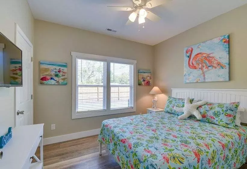 Lovely Vacation Home ~ 1 Mi To Ocean Isle Beach!