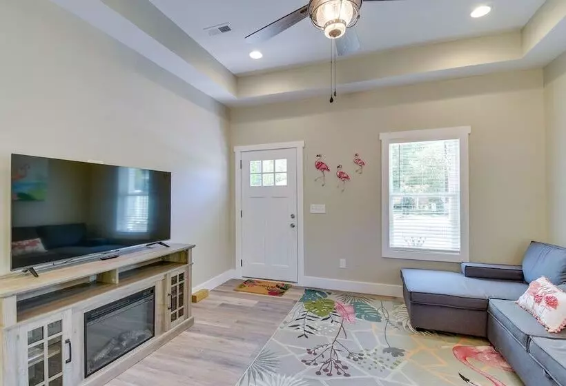 Lovely Vacation Home ~ 1 Mi To Ocean Isle Beach!