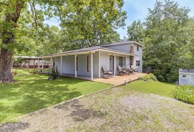 The Lakehouse  Lovely Wappapello Country Home!