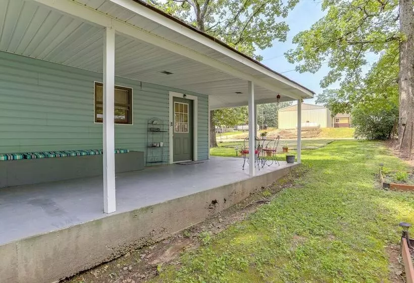 The Lakehouse  Lovely Wappapello Country Home!