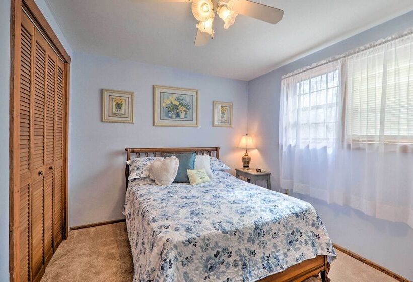 The Lakehouse  Lovely Wappapello Country Home!