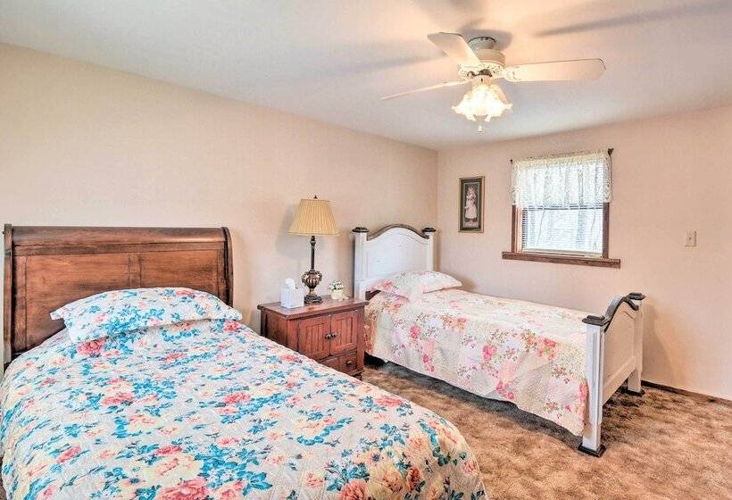 The Lakehouse  Lovely Wappapello Country Home!