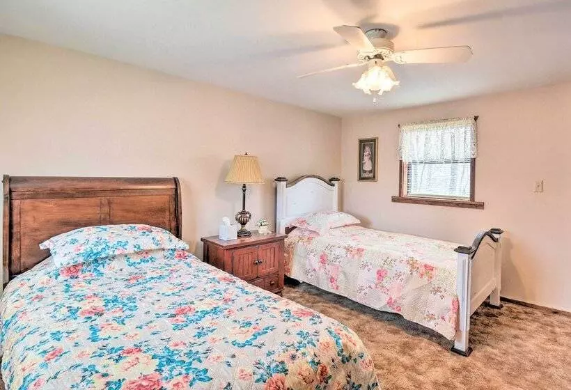 The Lakehouse  Lovely Wappapello Country Home!