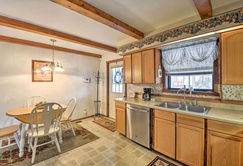 The Lakehouse  Lovely Wappapello Country Home!