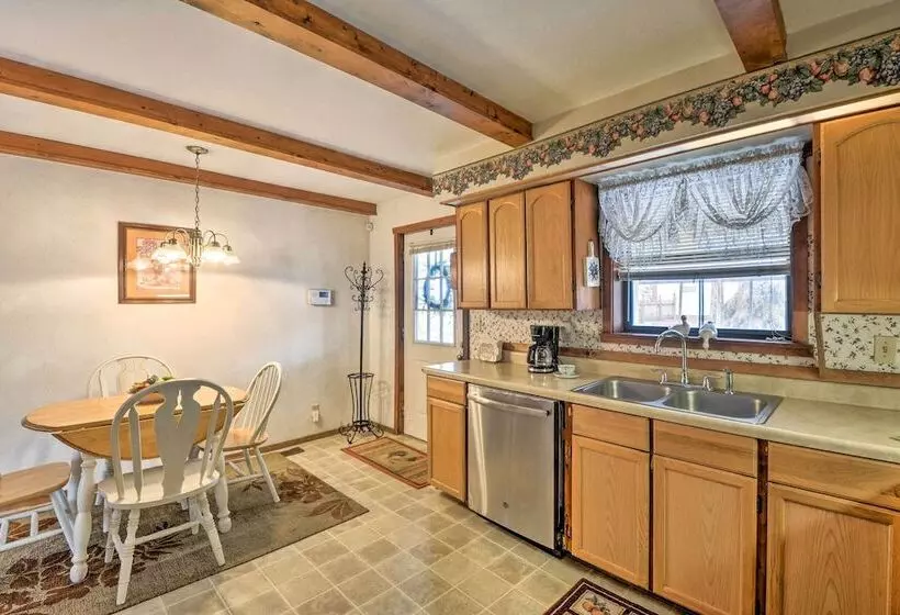 The Lakehouse  Lovely Wappapello Country Home!