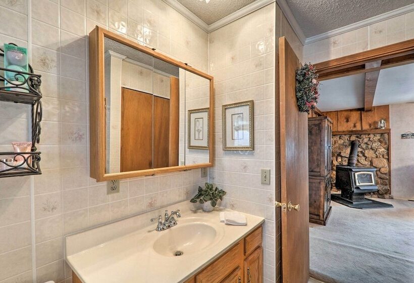 The Lakehouse  Lovely Wappapello Country Home!