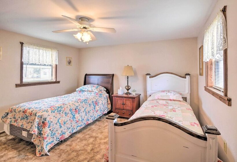 The Lakehouse  Lovely Wappapello Country Home!