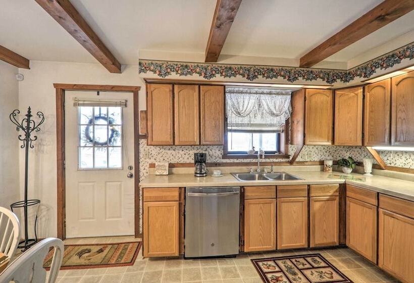 The Lakehouse  Lovely Wappapello Country Home!