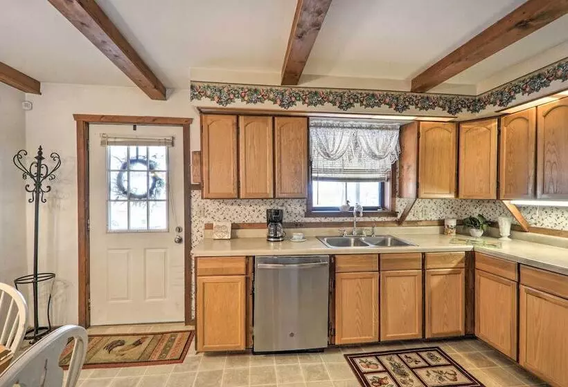 The Lakehouse  Lovely Wappapello Country Home!