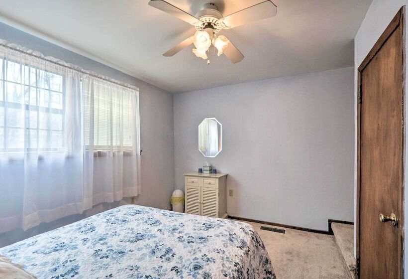 The Lakehouse  Lovely Wappapello Country Home!