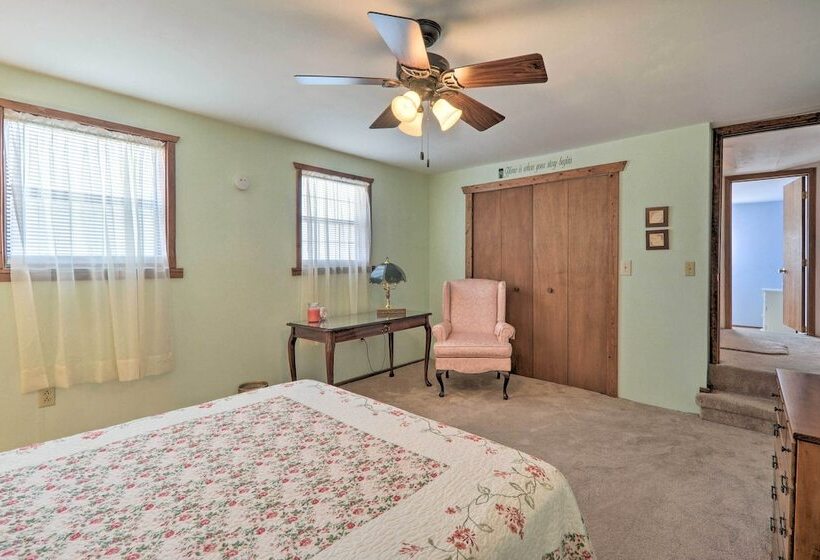 The Lakehouse  Lovely Wappapello Country Home!