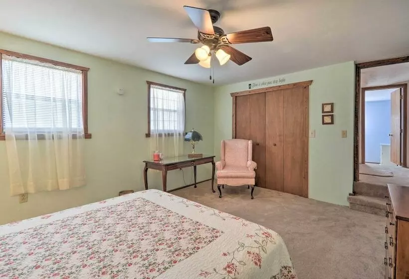 The Lakehouse  Lovely Wappapello Country Home!