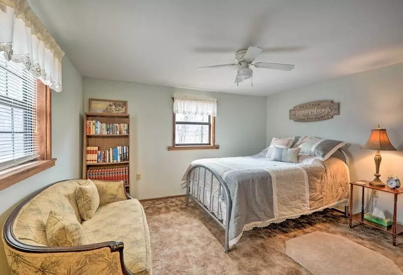 The Lakehouse  Lovely Wappapello Country Home!