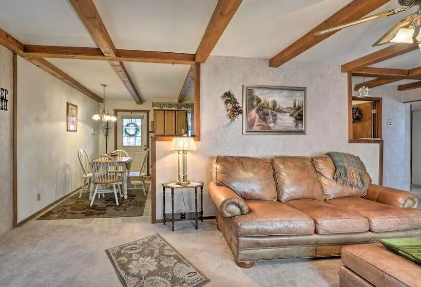 The Lakehouse  Lovely Wappapello Country Home!