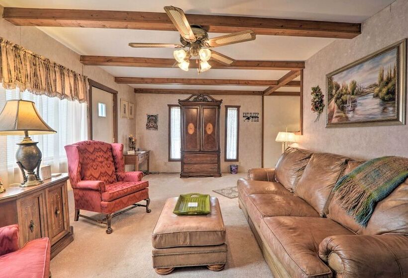 The Lakehouse  Lovely Wappapello Country Home!