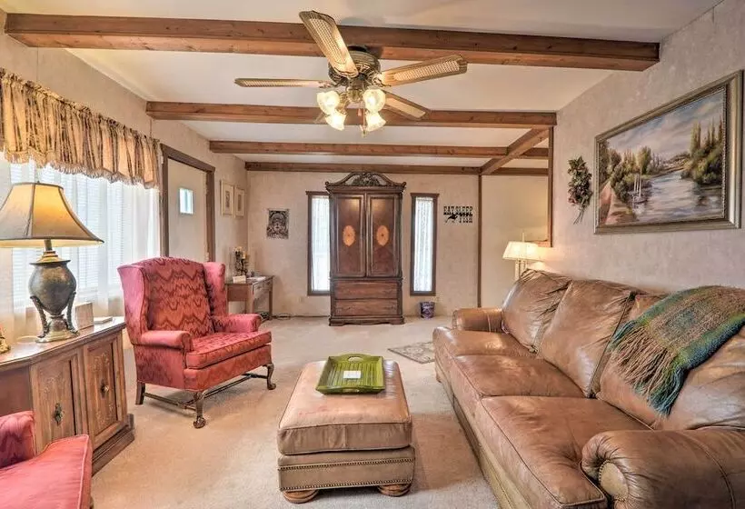 The Lakehouse  Lovely Wappapello Country Home!