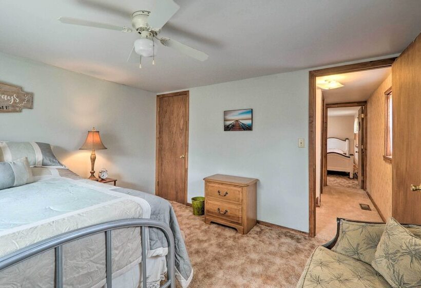 The Lakehouse  Lovely Wappapello Country Home!