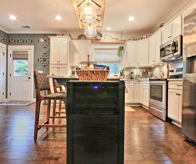 2 Mi To Downtown: Luxe Greenville Retreat!