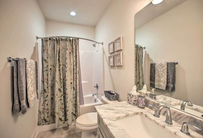 2 Mi To Downtown: Luxe Greenville Retreat!