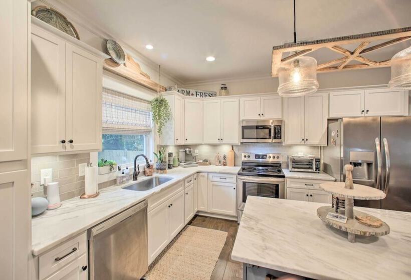 2 Mi To Downtown: Luxe Greenville Retreat!