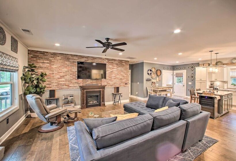 2 Mi To Downtown: Luxe Greenville Retreat!