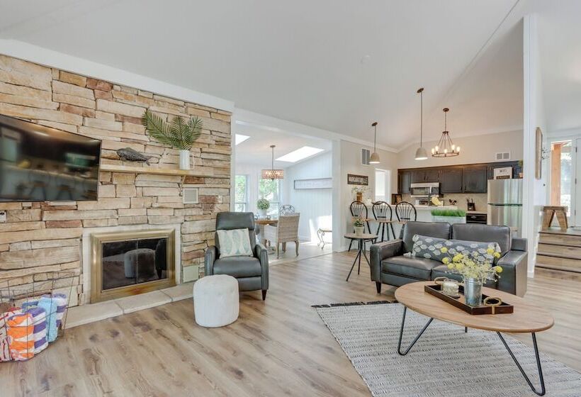 Spacious Decks & Dock: Margaritaville Home!