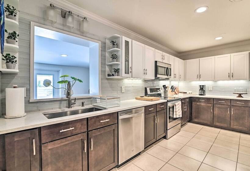 Mid Century Modern Escape In Central Lakeland!