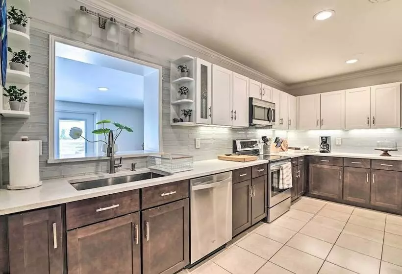 Mid Century Modern Escape In Central Lakeland!