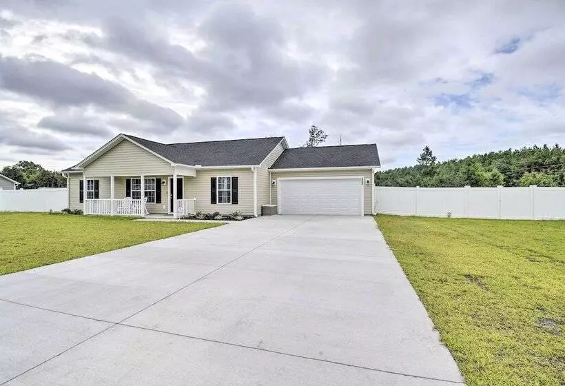 3 Mi To Golf: Loris Home W/ Big Private Yard!