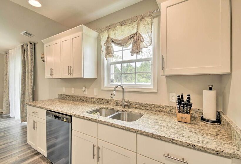 3 Mi To Golf: Loris Home W/ Big Private Yard!