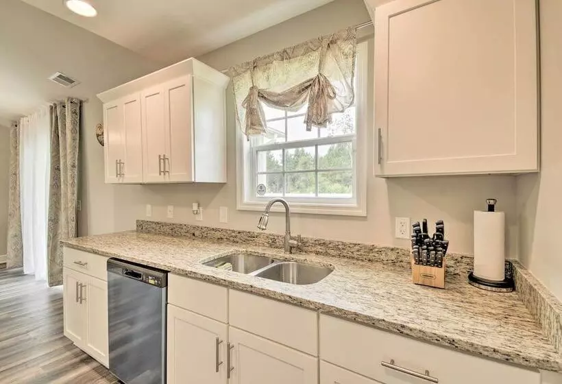 3 Mi To Golf: Loris Home W/ Big Private Yard!