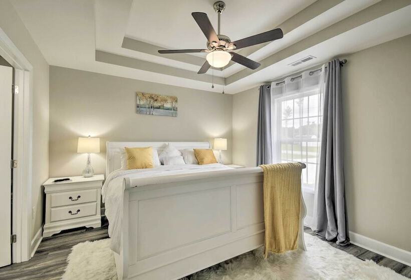 3 Mi To Golf: Loris Home W/ Big Private Yard!