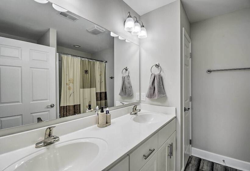 3 Mi To Golf: Loris Home W/ Big Private Yard!