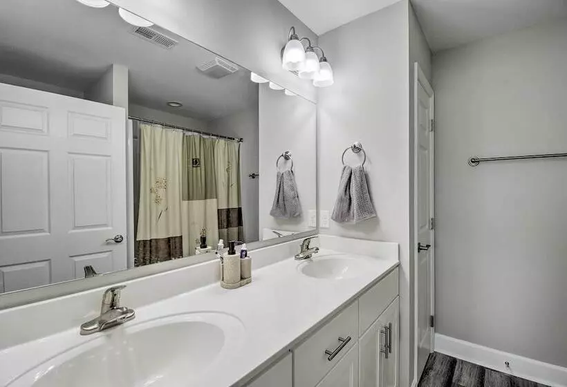 3 Mi To Golf: Loris Home W/ Big Private Yard!