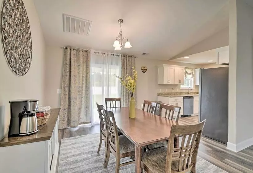 3 Mi To Golf: Loris Home W/ Big Private Yard!