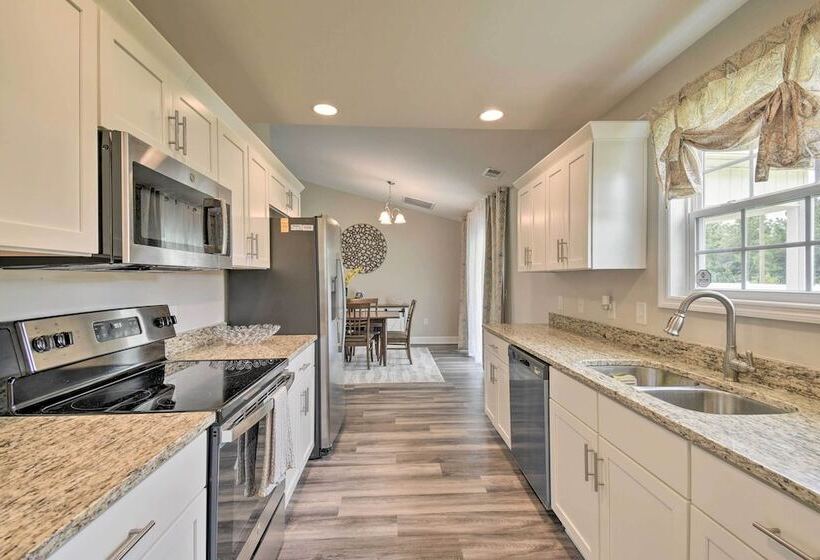 3 Mi To Golf: Loris Home W/ Big Private Yard!