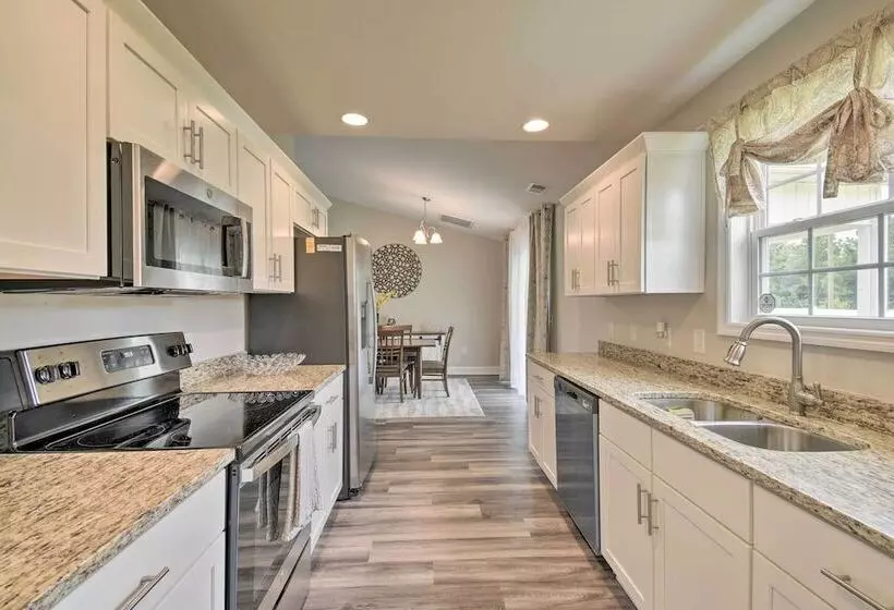 3 Mi To Golf: Loris Home W/ Big Private Yard!