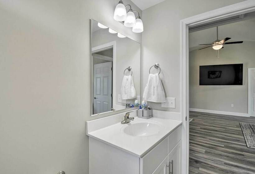 3 Mi To Golf: Loris Home W/ Big Private Yard!