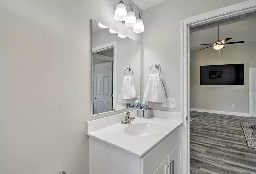 3 Mi To Golf: Loris Home W/ Big Private Yard!