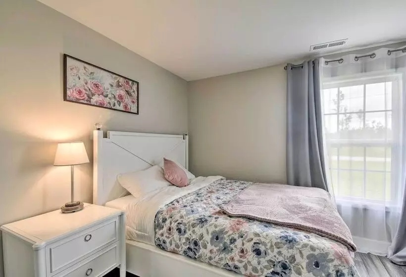 3 Mi To Golf: Loris Home W/ Big Private Yard!