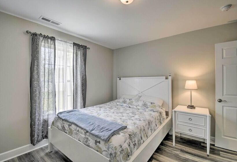 3 Mi To Golf: Loris Home W/ Big Private Yard!