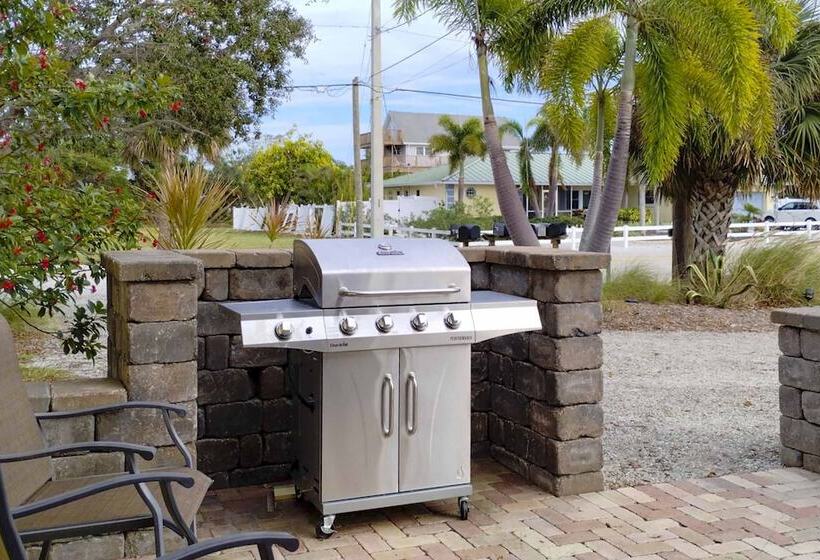 Charming Nokomis Home: Walk To Beach!