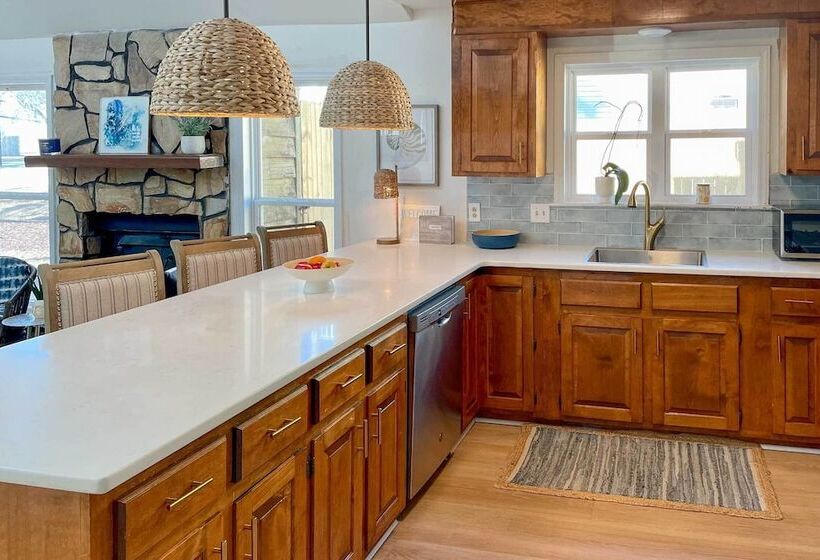 North Myrtle Beach Retreat: 3 Blocks To Beach