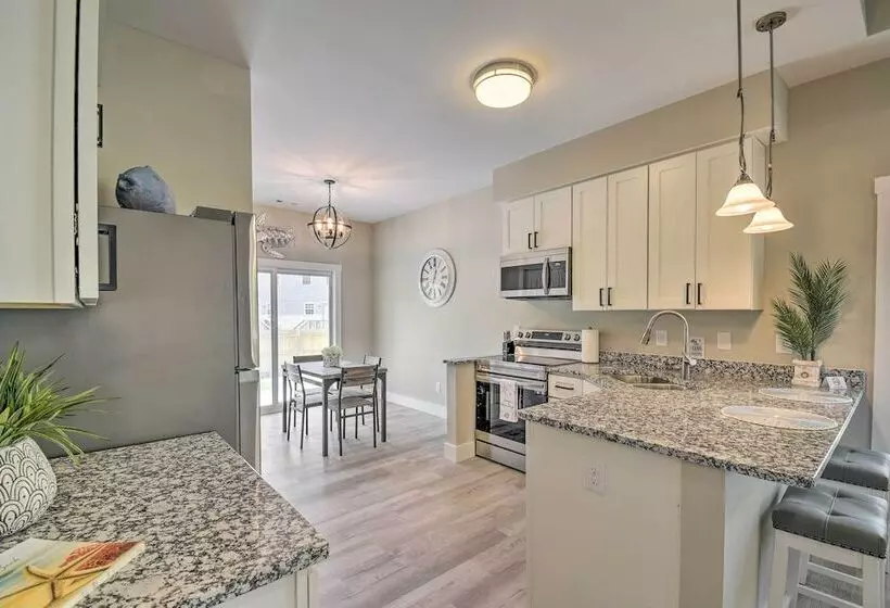 Ocean Isle Beach Home W/ Shared Lanai & Grill