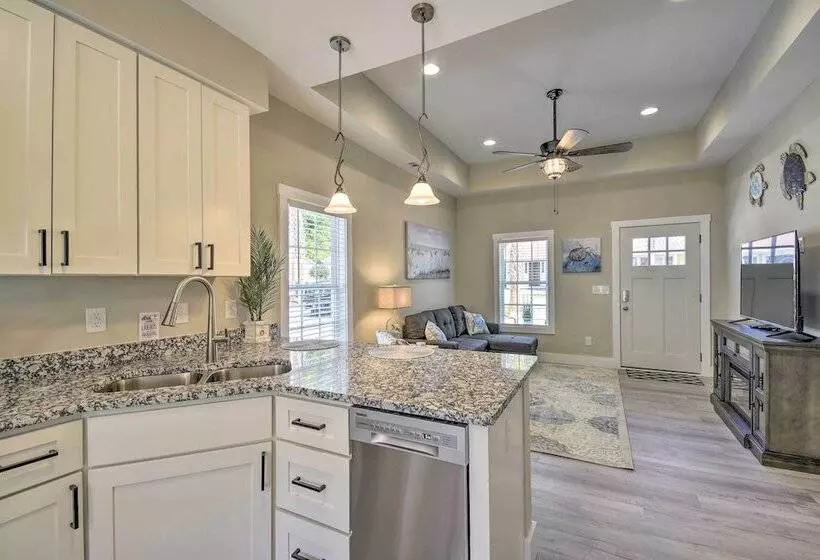 Ocean Isle Beach Home W/ Shared Lanai & Grill